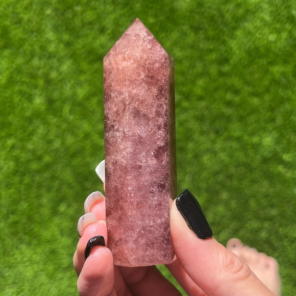 Strawberry 🍓 quartz crystal tower - Picture 3 of 5